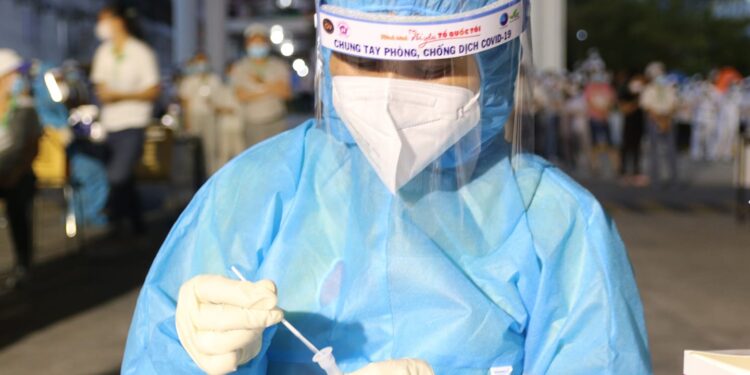 Gần 30 đơn vị thực hiện xét nghiệm SARS-CoV-2 cho người dân có nhu cầu ra khỏi TP.HCM