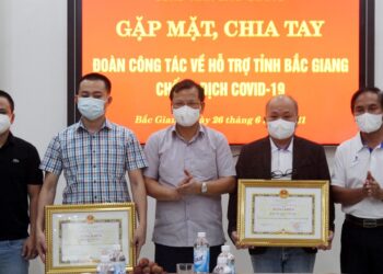 Đoàn chi viện của Bệnh viện Trung ương Huế và Bệnh viện C Đà Nẵng chia tay Bắc Giang