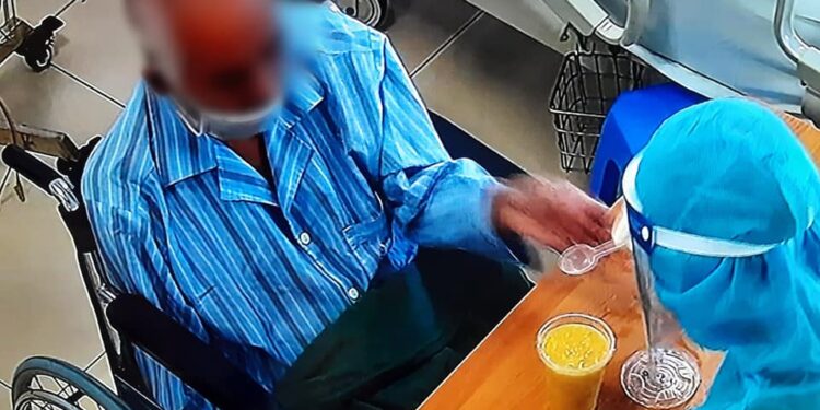 Bệnh nhân COVID-19 nguy kịch, tiền sử đột quỵ thoát chết, tươi tỉnh xuất viện