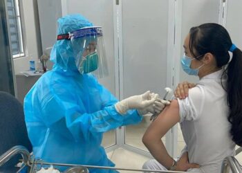 Tiêm vắc xin có chắc chắn miễn nhiễm COVID-19?