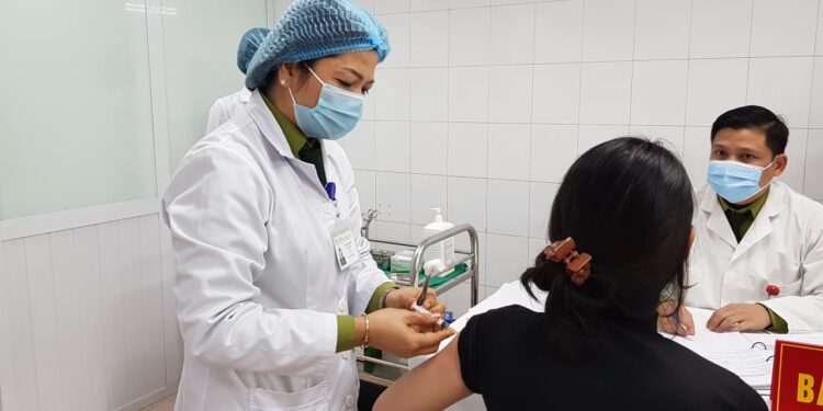 Hơn 6.000 người đăng ký thử nghiệm giai đoạn 3 vắc xin COVID-19 Nano Covax của Việt Nam