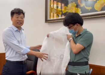 Sáng tạo đồ bảo hộ có thể hút khí từ bên ngoài vào giúp hạ nhiệt cho y bác sĩ