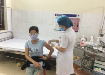Tiêm vắc xin cho lực lượng tham gia chống dịch tại Bắc Giang