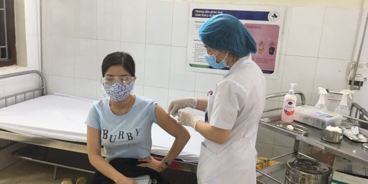 Tiêm vắc xin cho lực lượng tham gia chống dịch tại Bắc Giang