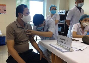 Tiêm vắc xin cho 600 cán bộ, công nhân môi trường Bắc Ninh
