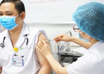 Thêm 288.000 liều vắc xin phòng COVID-19 của AstraZeneca về Việt Nam