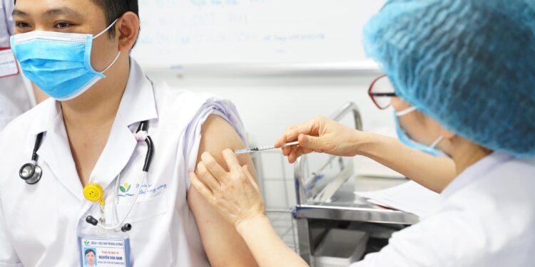 Thêm 288.000 liều vắc xin phòng COVID-19 của AstraZeneca về Việt Nam