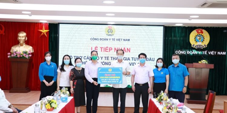 Các Khối thi đua trực thuộc Tổng Liên đoàn Lao động Việt Nam hỗ trợ kịp thời các chiến sĩ áo trắng chống dịch COVID-19 lần thứ 4