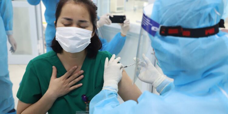 10.000 cán bộ y tế được tham gia bảo hiểm an toàn cho cán bộ y tế trong giai đoạn phòng chống dịch COVID-19