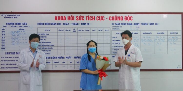 Nữ điều dưỡng Đà Nẵng phản vệ sau tiêm vắc xin phòng COVID-19 được ra viện