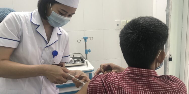 Bộ Y tế: Cả nước có 942.030 người đã tiêm chủng vắc xin phòng COVID-19