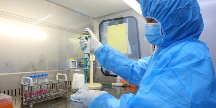 Những “chiến sí” áo Blouse trắng thầm lặng nơi tuyến đầu chống dịch