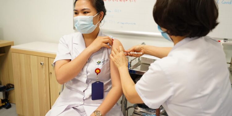 Thêm trên 90.000 người tiêm vắc xin COVID-19 trong 1 ngày, Việt Nam có 675.956 người đã chủng ngừa