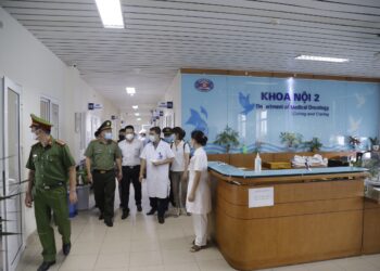Bệnh viện K phối hợp với các đơn vị Công an, Y tế trên địa bàn kiểm tra, xử phạt các trường hợp không tuân thủ quy định phòng, chống dịch tại bệnh viện
