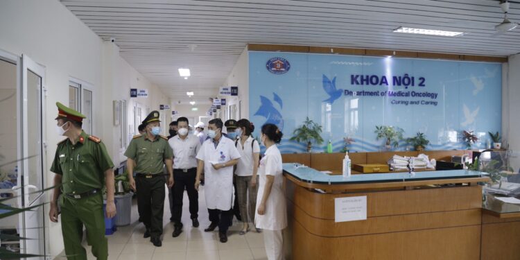 Bệnh viện K phối hợp với các đơn vị Công an, Y tế trên địa bàn kiểm tra, xử phạt các trường hợp không tuân thủ quy định phòng, chống dịch tại bệnh viện