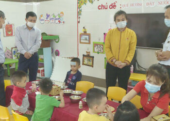 Phó Chủ tịch UBND tỉnh Lê Ngọc Châu kiểm tra thực hiện đeo khẩu trang tại thành phố Hà Tĩnh và huyện Thạch Hà