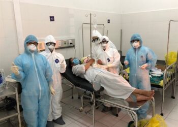 CĐYTVN hỗ trợ cán bộ y tế tuyến đầu phòng, chống dịch COVID-19