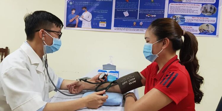 398 người tiêm vắc xin phòng COVID-19 tại Lào Cai đảm bảo an toàn