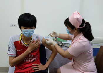 Sáng 12/4: 6 người đầu tiên tiêm thử nghiệm mũi 2 vắc xin COVIVAC phòng COVID-19 của Việt Nam