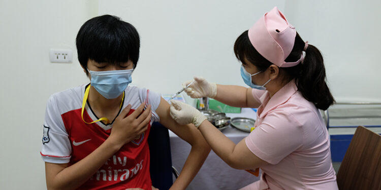 Sáng 12/4: 6 người đầu tiên tiêm thử nghiệm mũi 2 vắc xin COVIVAC phòng COVID-19 của Việt Nam