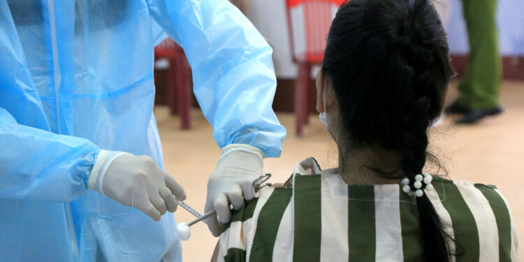 Thừa Thiên Huế: Tiêm vaccine phòng COVID-19 cho hàng trăm phạm nhân