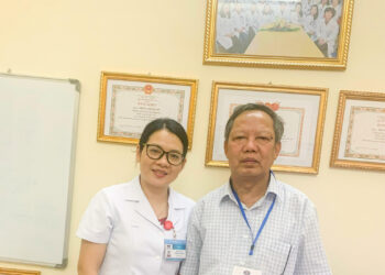 Chồng vượt qua 15 năm chiến thắng ung thư phổi động viên vợ mới mắc ung thư vú