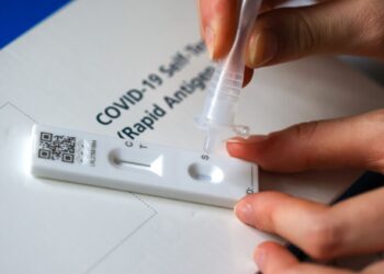 Nghiên cứu mới chỉ rõ vì sao nhiều người tiếp xúc gần với F0 mà không bị nhiễm COVID-19