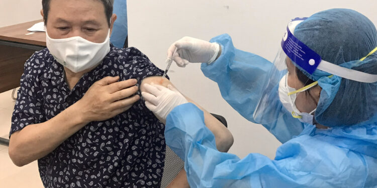 Trẻ em mắc COVID-19 chăm sóc tại nhà cần biết hướng dẫn chi tiết dùng thuốc hạ sốt của Bộ Y tế