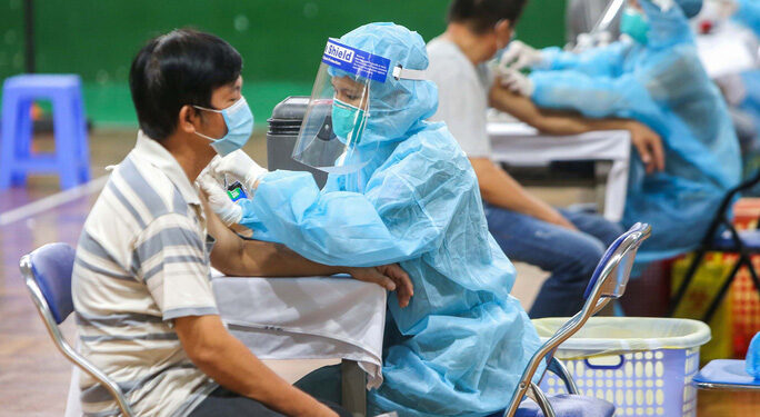 Hà Nội vọt đỉnh lên 12.850 ca mới, hơn 1.000 ca nặng, nguy kịch đang điều trị