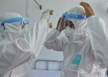 Những tháng ngày gian khổ, đội ngũ y tế đã quên đi hiểm nguy, gác lại hạnh phúc riêng tư…