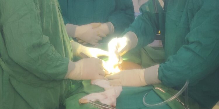 TTYT huyện lần đầu tiên phẫu thuật kịp thời cứu bệnh nhân COVID-19 chửa ngoài tử cung, có nhóm máu hiếm