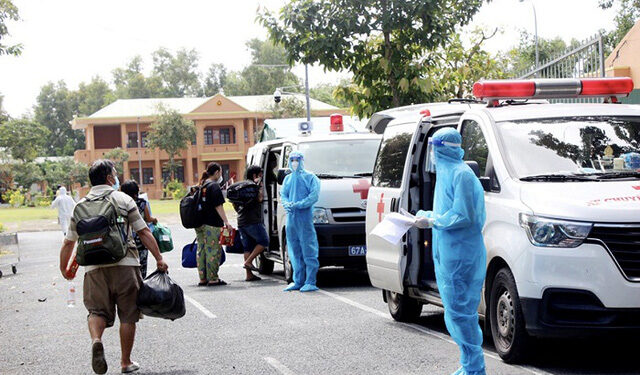 Màu áo blouse trắng sẽ mãi là điểm tựa cho người dân ở mọi thời điểm