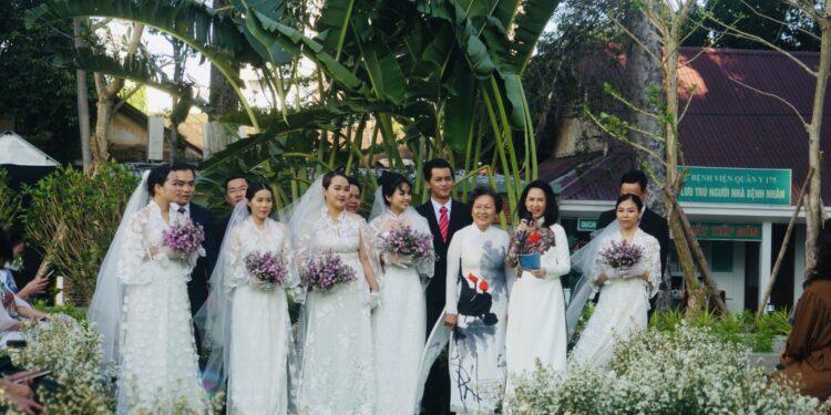 20 cặp y, bác sĩ phải hoãn cưới để chống dịch sẽ nhận được nhiều phần quà trong đám cưới tập thể