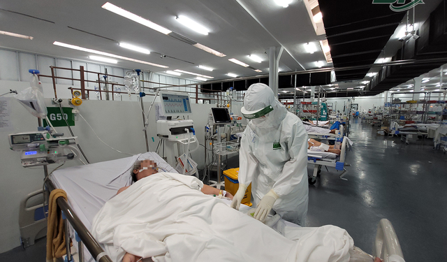 Trong khu điều trị hơn 300 ca COVID-19 nặng: Người lo lắng tột cùng, người hồi hộp đếm từng phút giây chờ ra viện