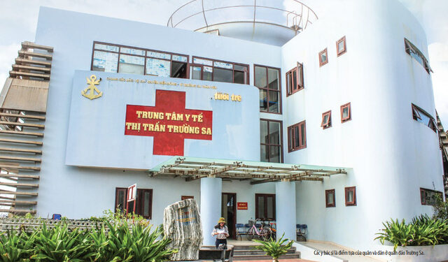 Thầy thuốc giữa muôn trùng sóng gió