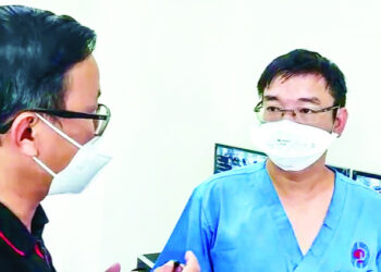 Cái nắm tay của người bệnh đã là hạnh phúc và lời cảm ơn