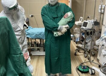 Em bé con sản phụ mắc COVID-19 chào đời khỏe mạnh đêm giao thừa Tết Nhâm Dần