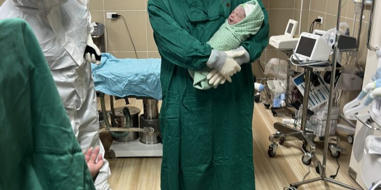 Em bé con sản phụ mắc COVID-19 chào đời khỏe mạnh đêm giao thừa Tết Nhâm Dần