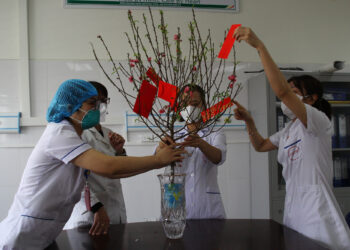 ‘Phút chót’ nhận thông báo được về nhà đón Tết, nữ điều dưỡng đếm ngược thời gian để ôm con vào lòng