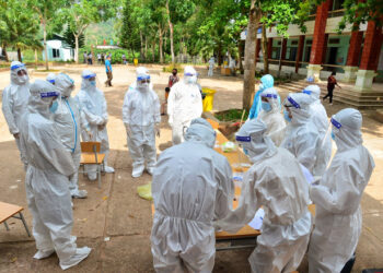 Gác lại gia đình, nhân viên y tế quên mình phục vụ người dân dịp Tết