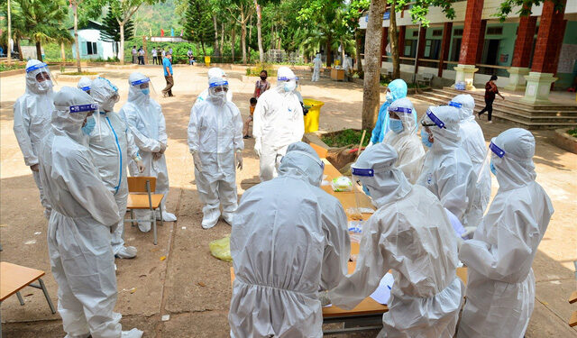 Gác lại gia đình, nhân viên y tế quên mình phục vụ người dân dịp Tết