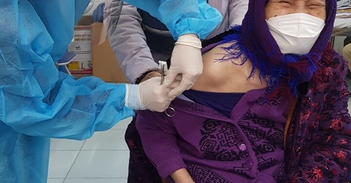 Hà Nội tổ chức tiêm vaccine phòng COVID-19 xuyên Tết