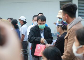 Bệnh nhân, người nhà xúc động khi được về quê ăn Tết trên chuyến xe yêu thương