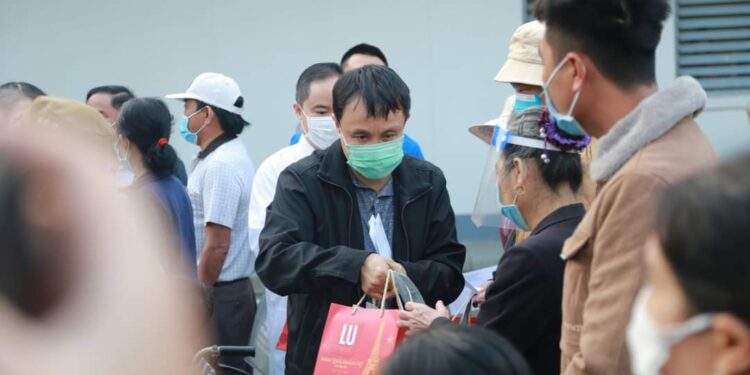 Bệnh nhân, người nhà xúc động khi được về quê ăn Tết trên chuyến xe yêu thương