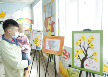 Rực rỡ sắc màu ở triển lãm tranh tại khoa Nội Nhi, Bệnh viện K