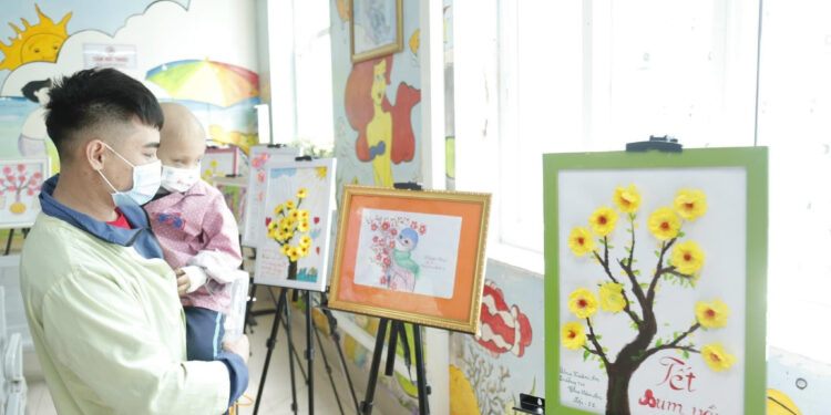 Rực rỡ sắc màu ở triển lãm tranh tại khoa Nội Nhi, Bệnh viện K