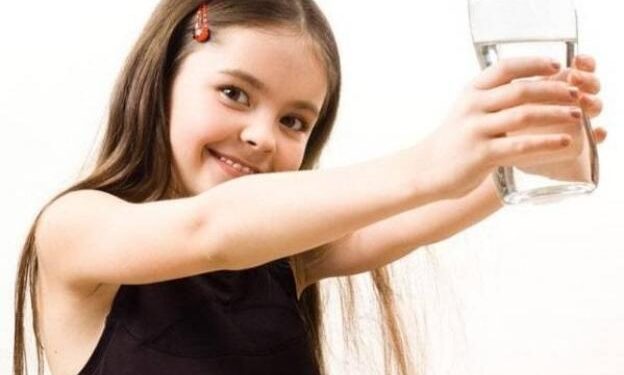 Trẻ em nên ăn gì trước và sau khi tiêm vaccine COVID-19?