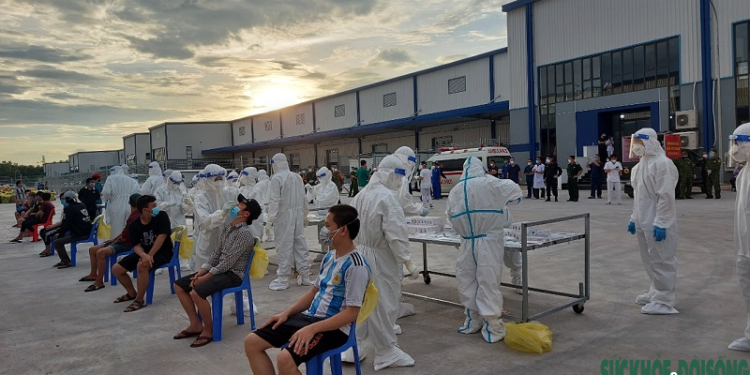 Chi viện thêm nhiều lực lượng đến Khu điều trị Thới Hòa để xét nghiệm sàng lọc nhanh