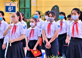 Sau Tết Nguyên đán, học sinh Hà Nội và TP.HCM đi học thế nào?