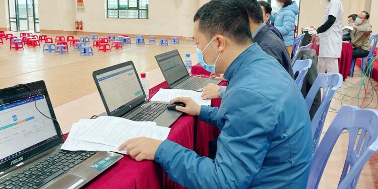 Sau một ngày triển khai đồng loạt, Phú Thọ tiêm được 37.863 mũi 1 vaccine cho học sinh cấp 2,3